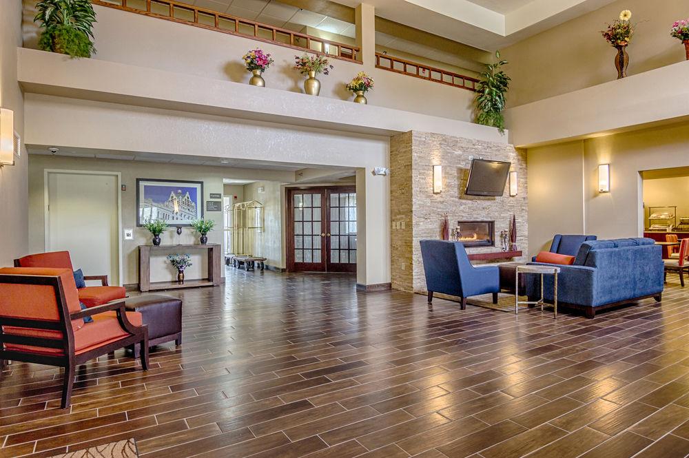 Comfort Inn & Suites Grafton-Cedarburg Bagian luar foto