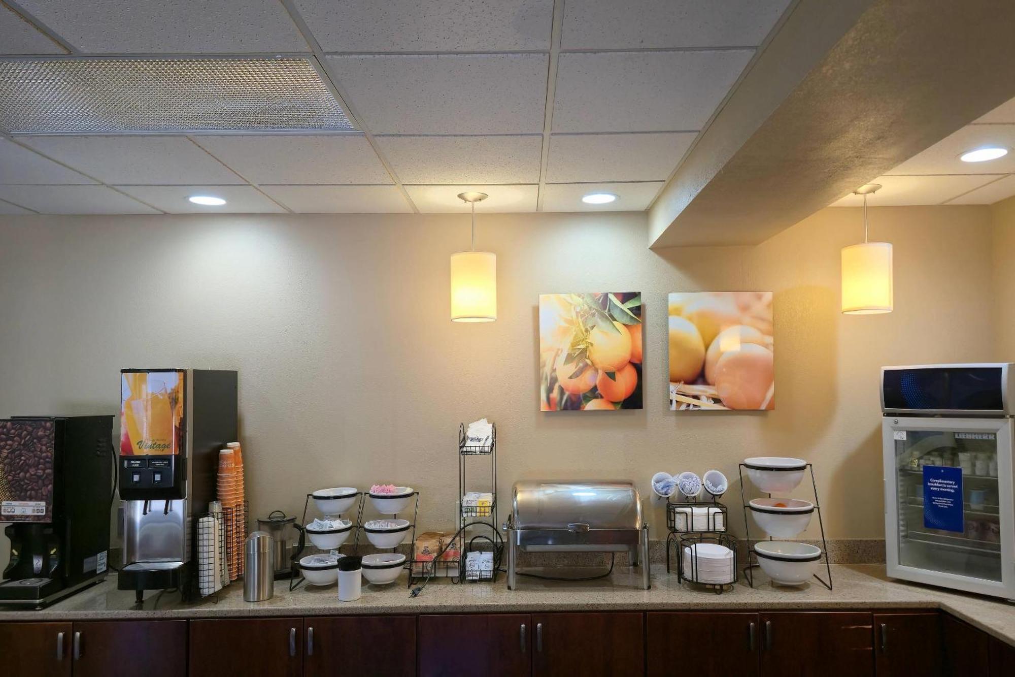 Comfort Inn & Suites Grafton-Cedarburg Bagian luar foto