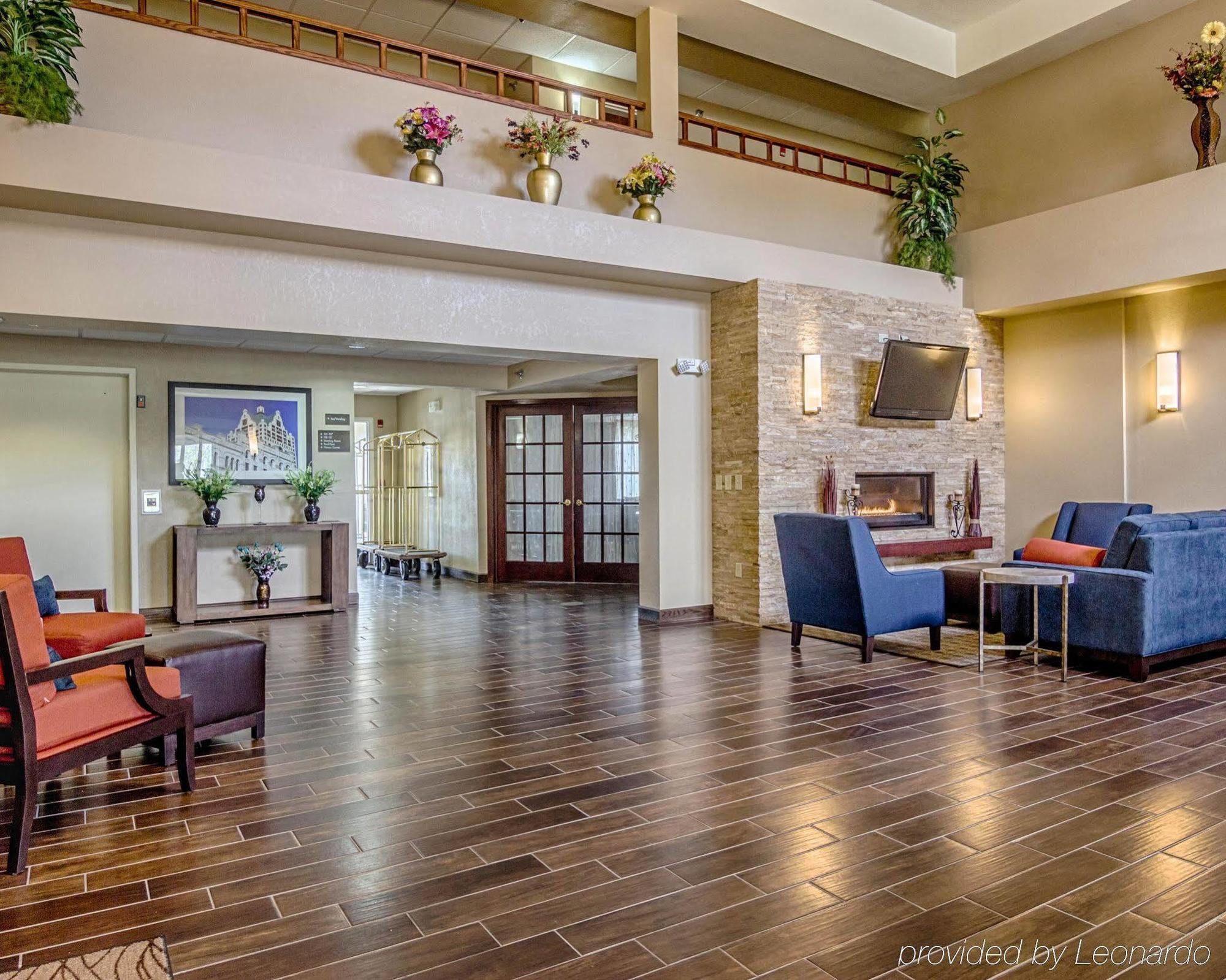 Comfort Inn & Suites Grafton-Cedarburg Bagian luar foto