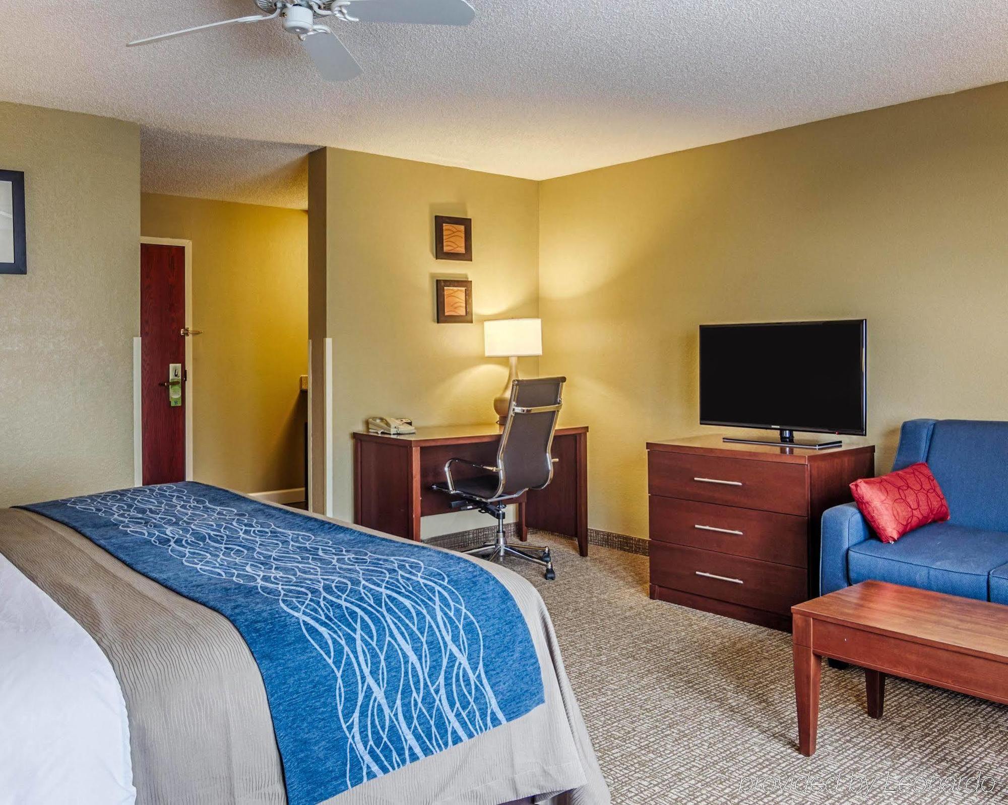Comfort Inn & Suites Grafton-Cedarburg Bagian luar foto