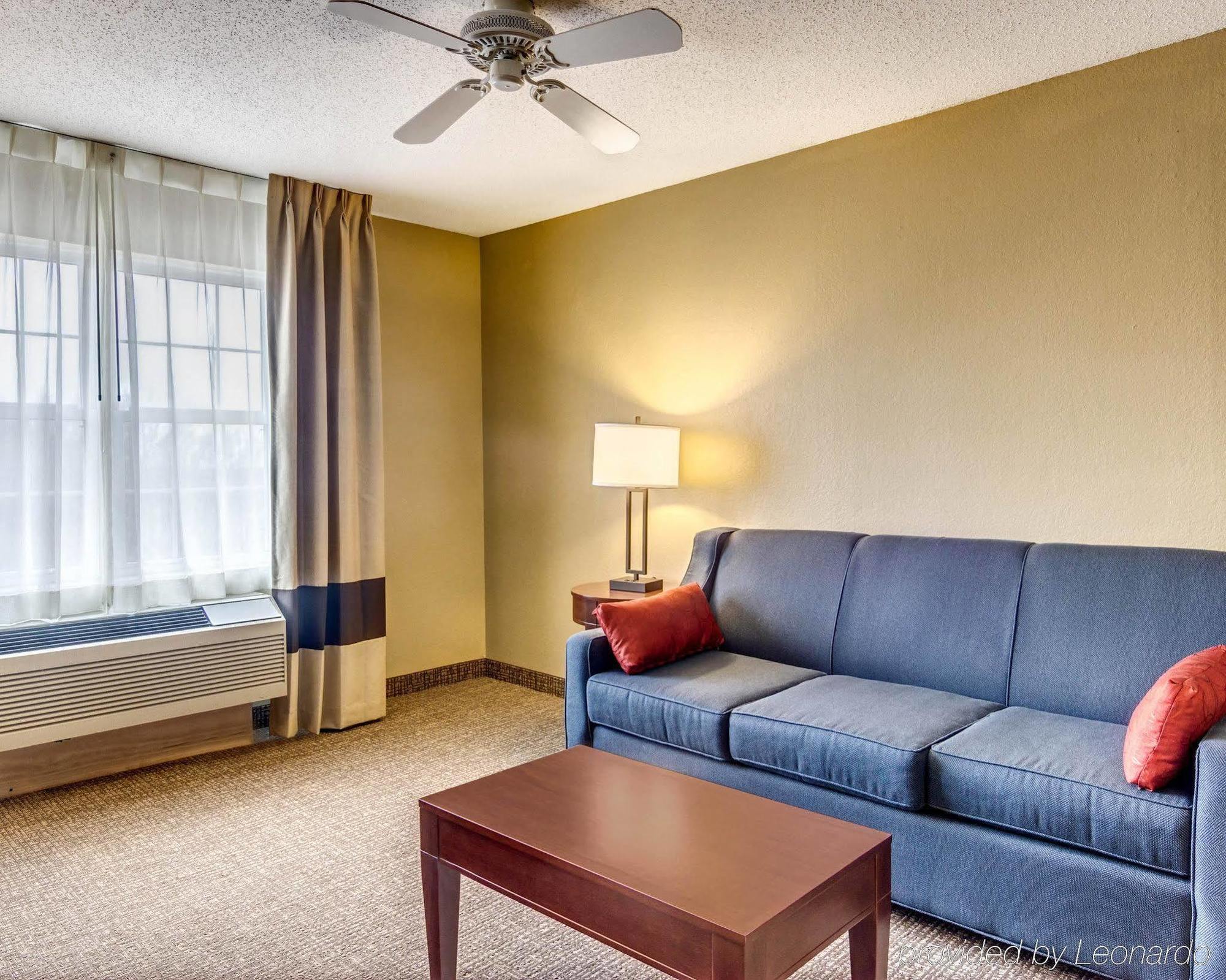 Comfort Inn & Suites Grafton-Cedarburg Bagian luar foto
