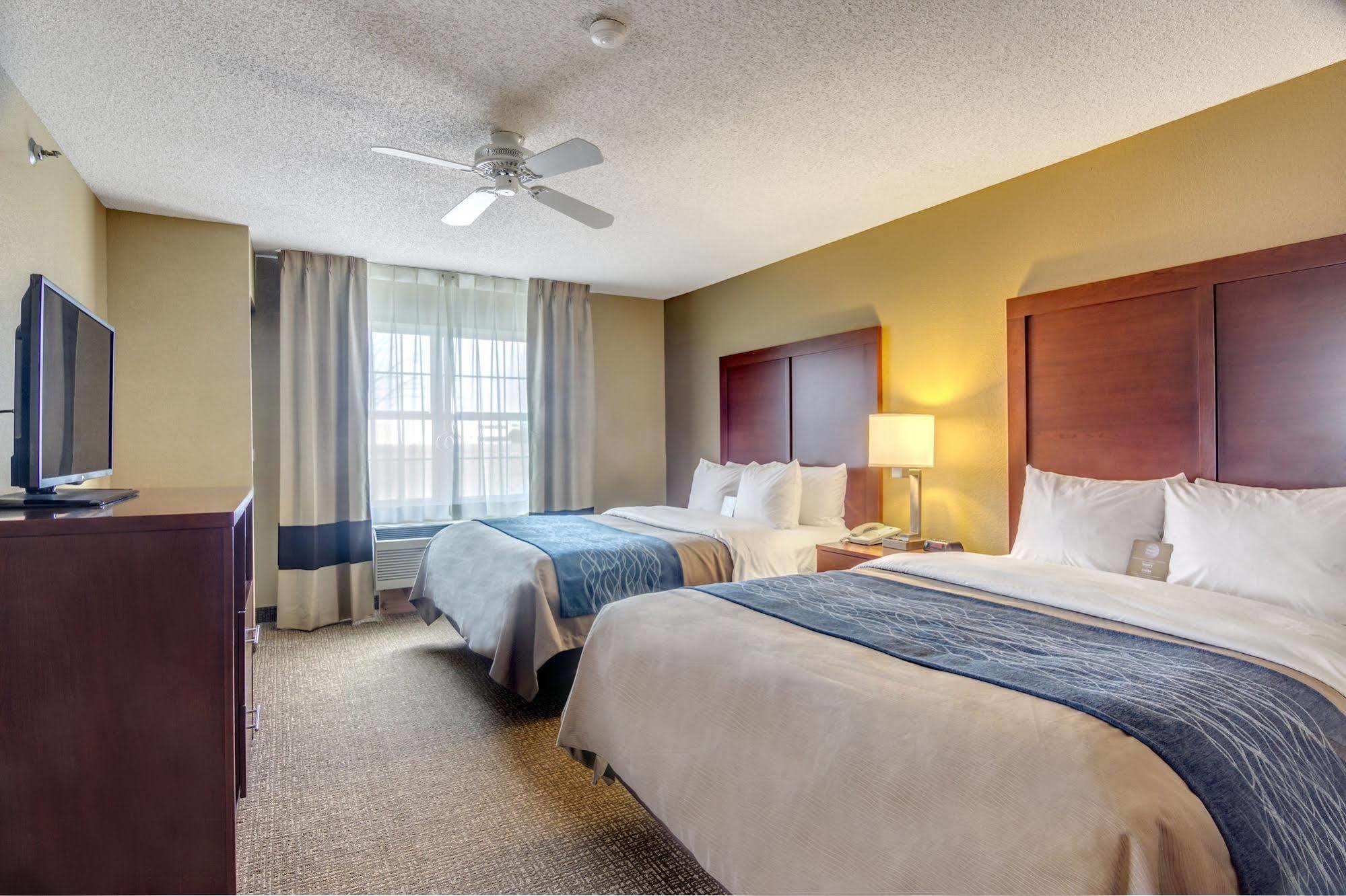 Comfort Inn & Suites Grafton-Cedarburg Bagian luar foto