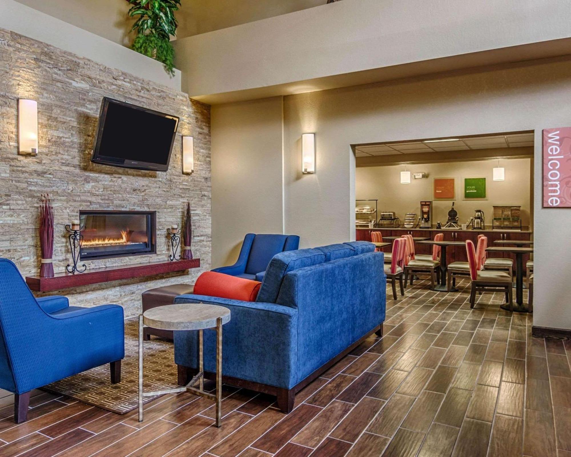 Comfort Inn & Suites Grafton-Cedarburg Bagian luar foto