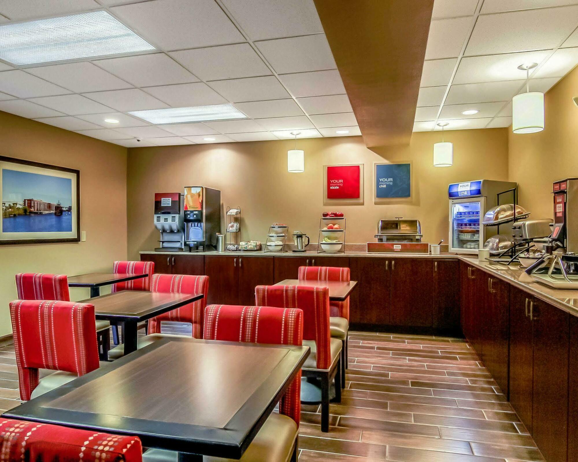 Comfort Inn & Suites Grafton-Cedarburg Bagian luar foto