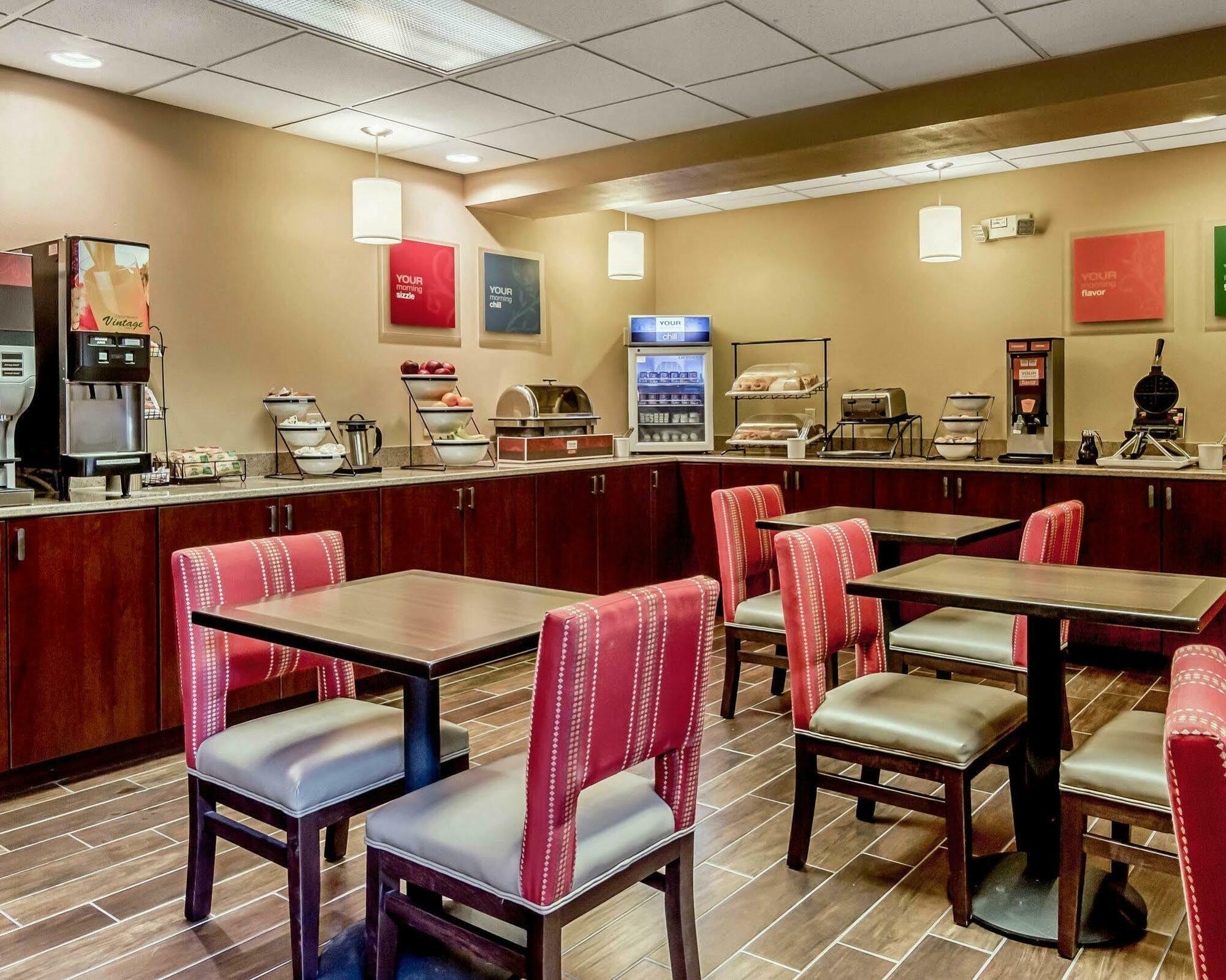 Comfort Inn & Suites Grafton-Cedarburg Bagian luar foto