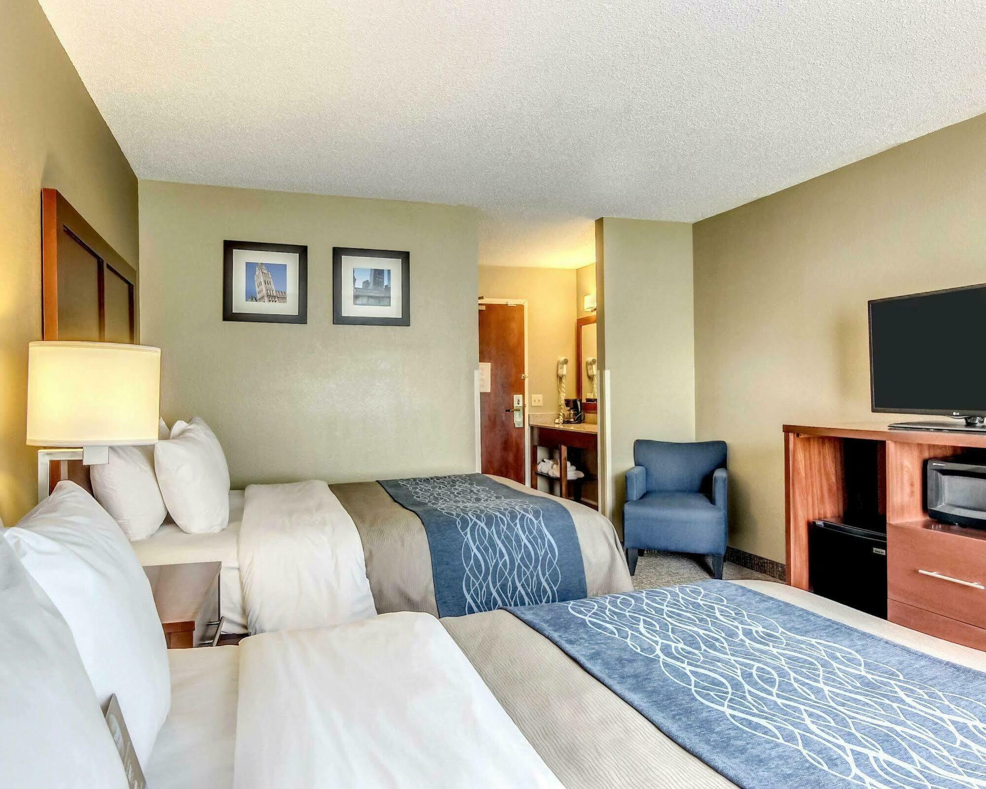 Comfort Inn & Suites Grafton-Cedarburg Bagian luar foto