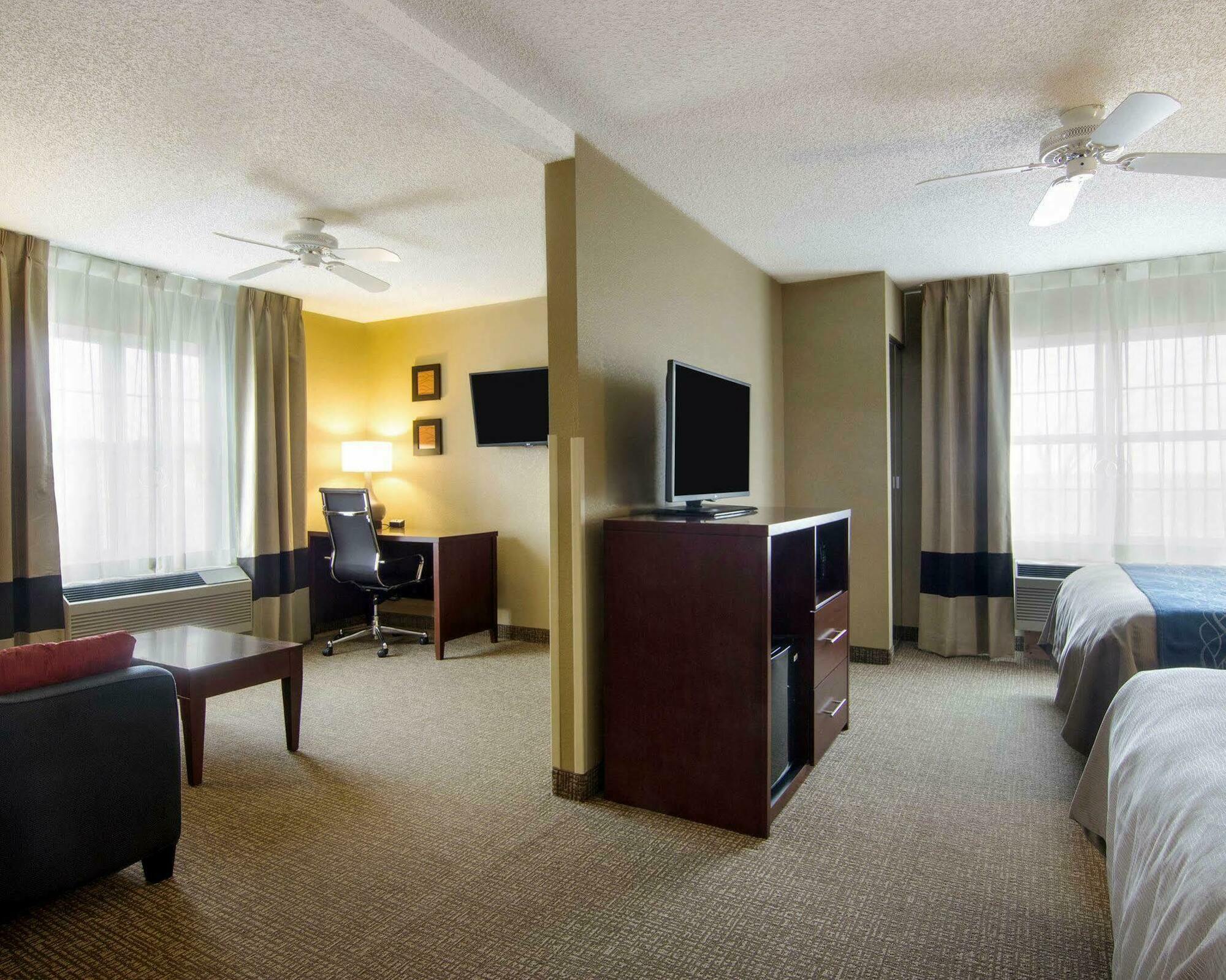 Comfort Inn & Suites Grafton-Cedarburg Bagian luar foto