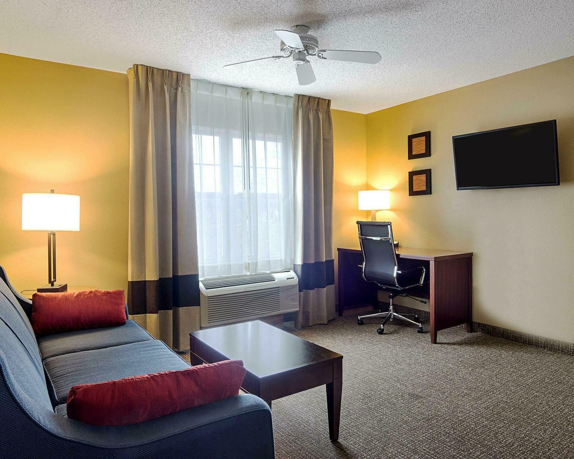 Comfort Inn & Suites Grafton-Cedarburg Bagian luar foto