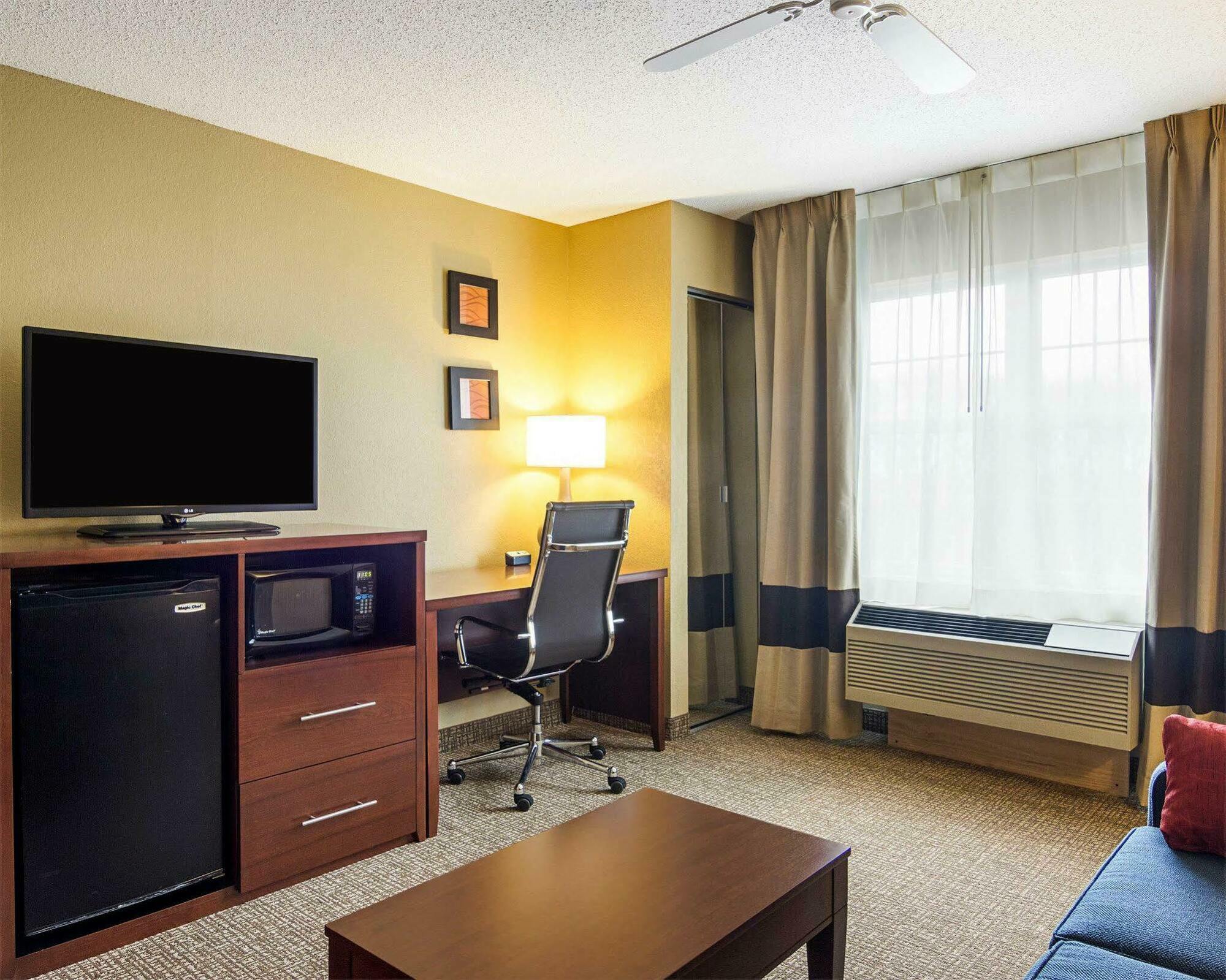 Comfort Inn & Suites Grafton-Cedarburg Bagian luar foto