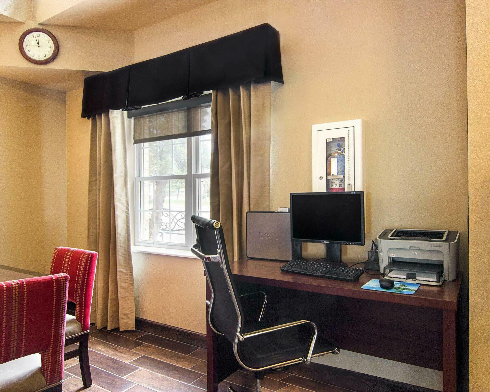 Comfort Inn & Suites Grafton-Cedarburg Bagian luar foto