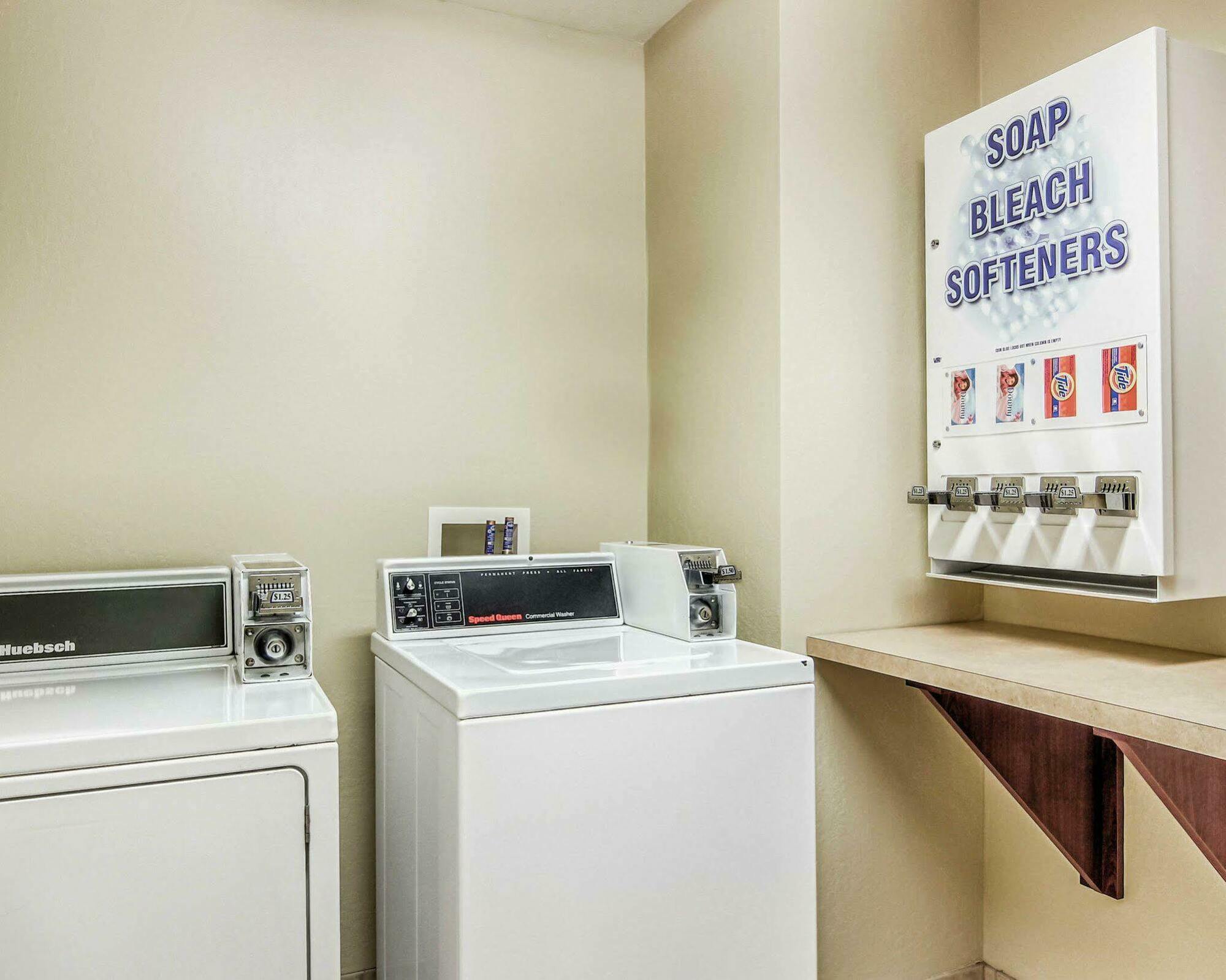 Comfort Inn & Suites Grafton-Cedarburg Bagian luar foto